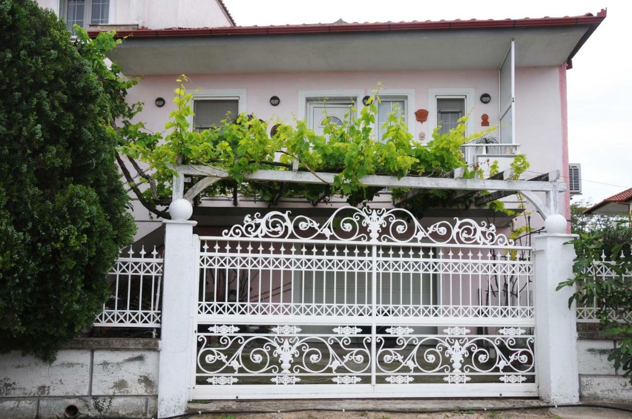 House Of Arts Apartment Pélla Екстериор снимка